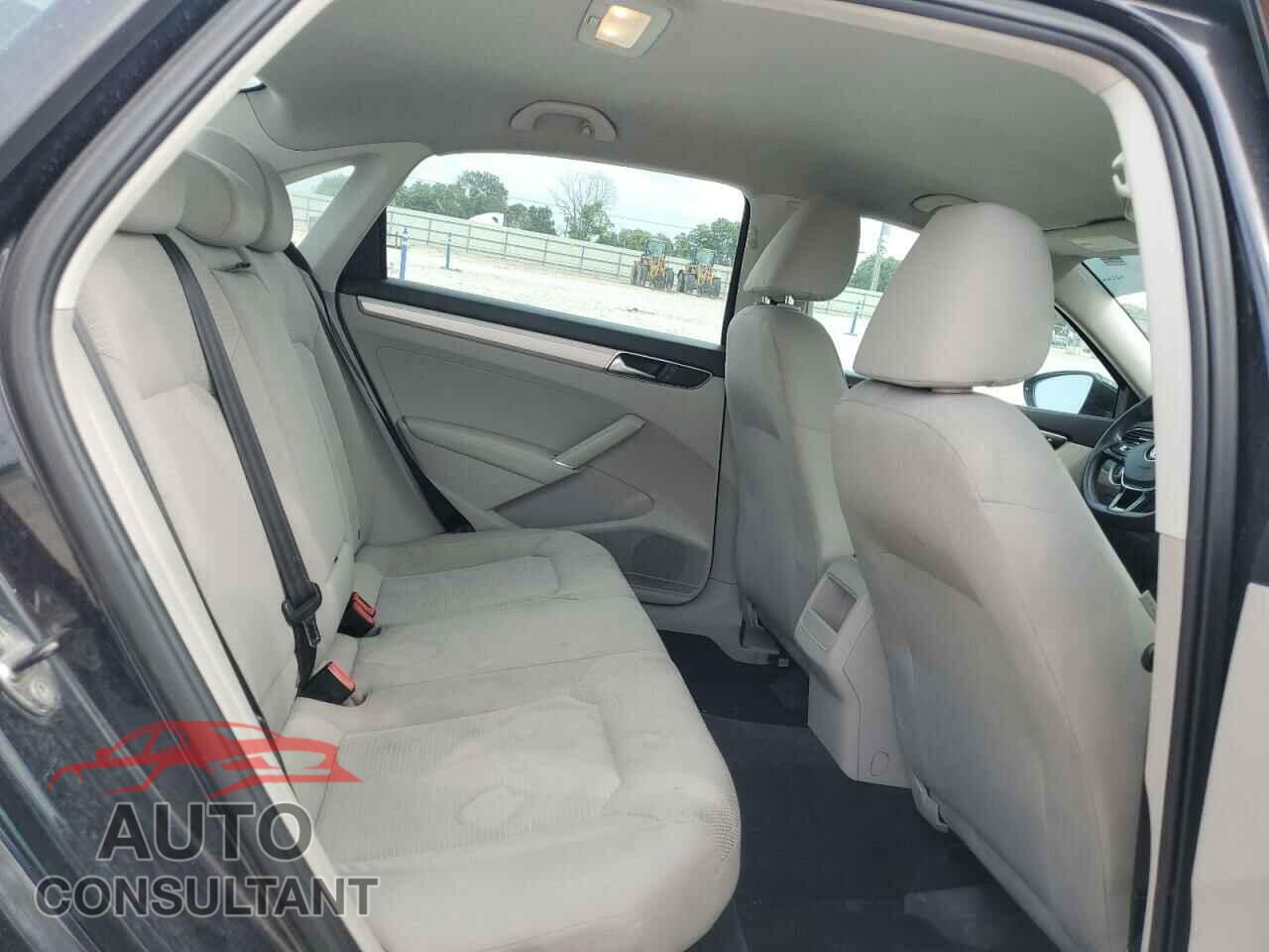 VOLKSWAGEN PASSAT 2017 - 1VWAT7A30HC048893