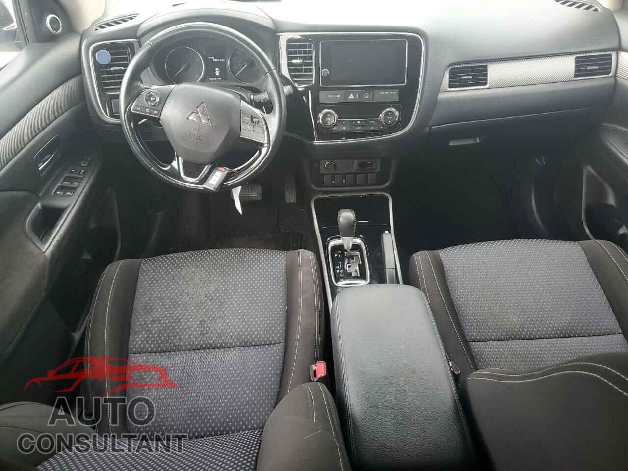 MITSUBISHI OUTLANDER 2018 - JA4AD3A32JZ028165