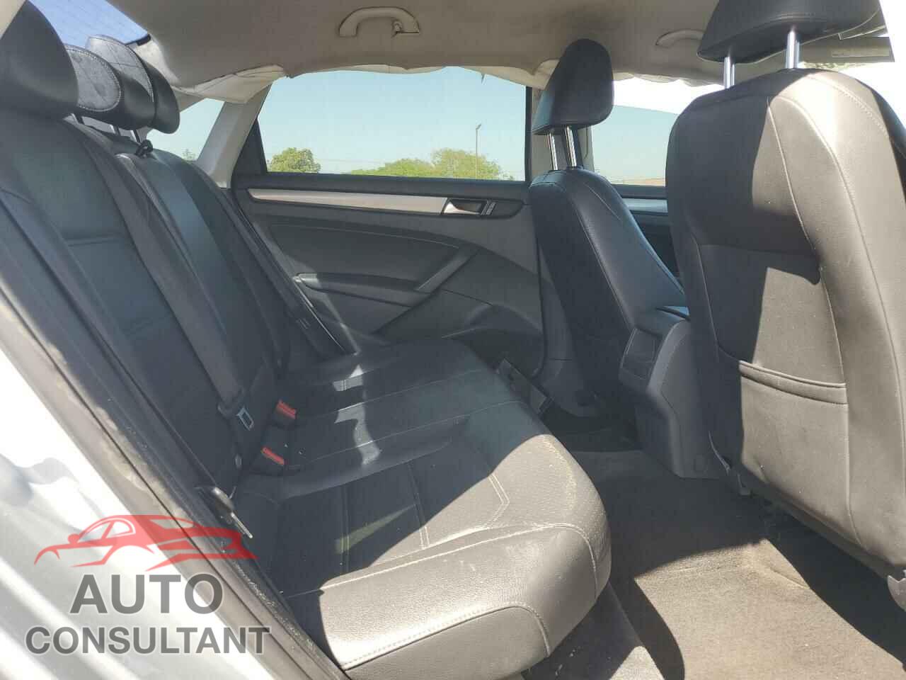 VOLKSWAGEN PASSAT 2015 - 1VWAT7A33FC020096