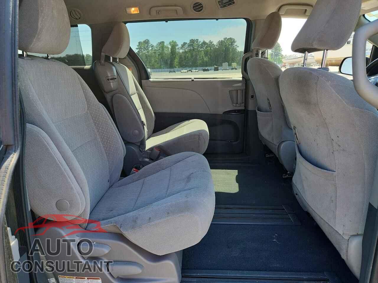 TOYOTA SIENNA 2019 - 5TDKZ3DC0KS986151