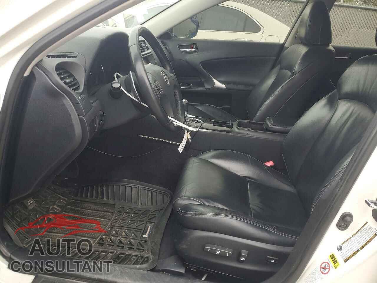 LEXUS IS 2011 - JTHCF5C28B5045858