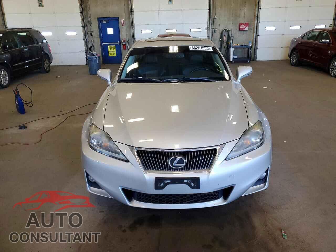 LEXUS IS 2012 - JTHCF5C22C5056100