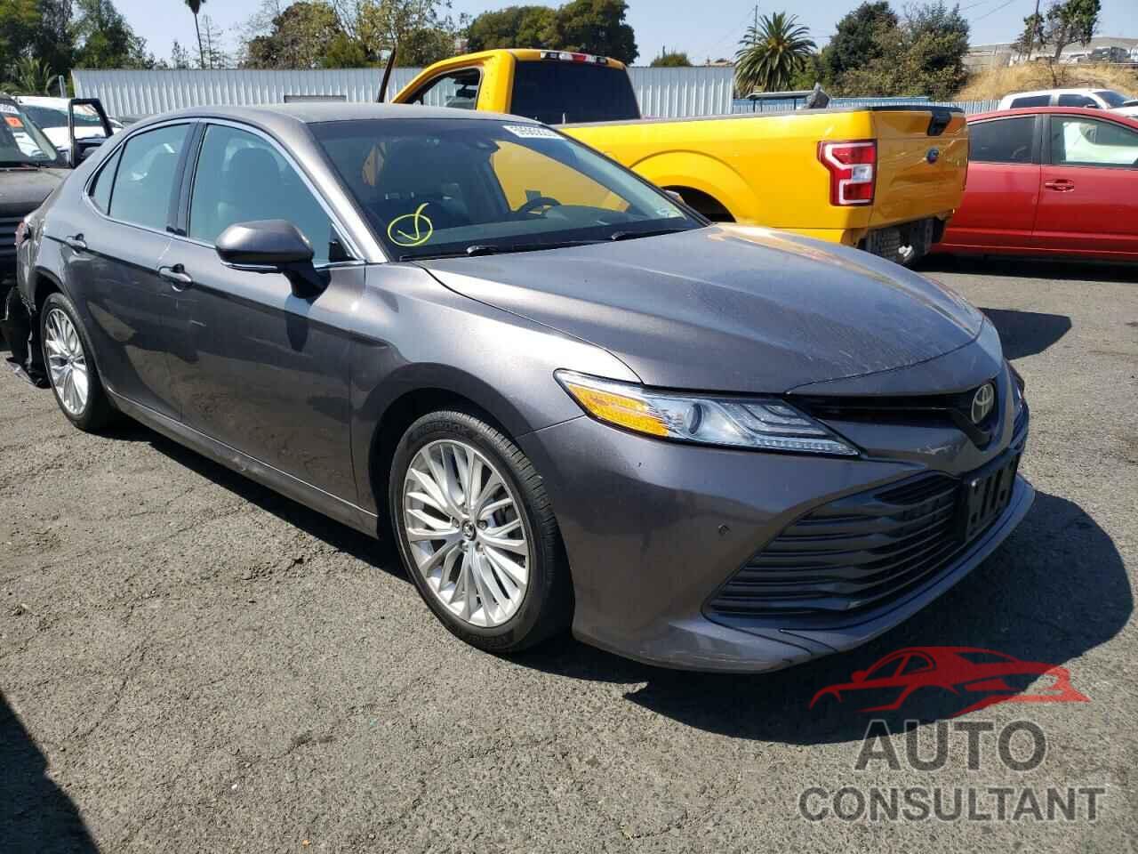 TOYOTA CAMRY 2018 - 4T1B11HK7JU002304
