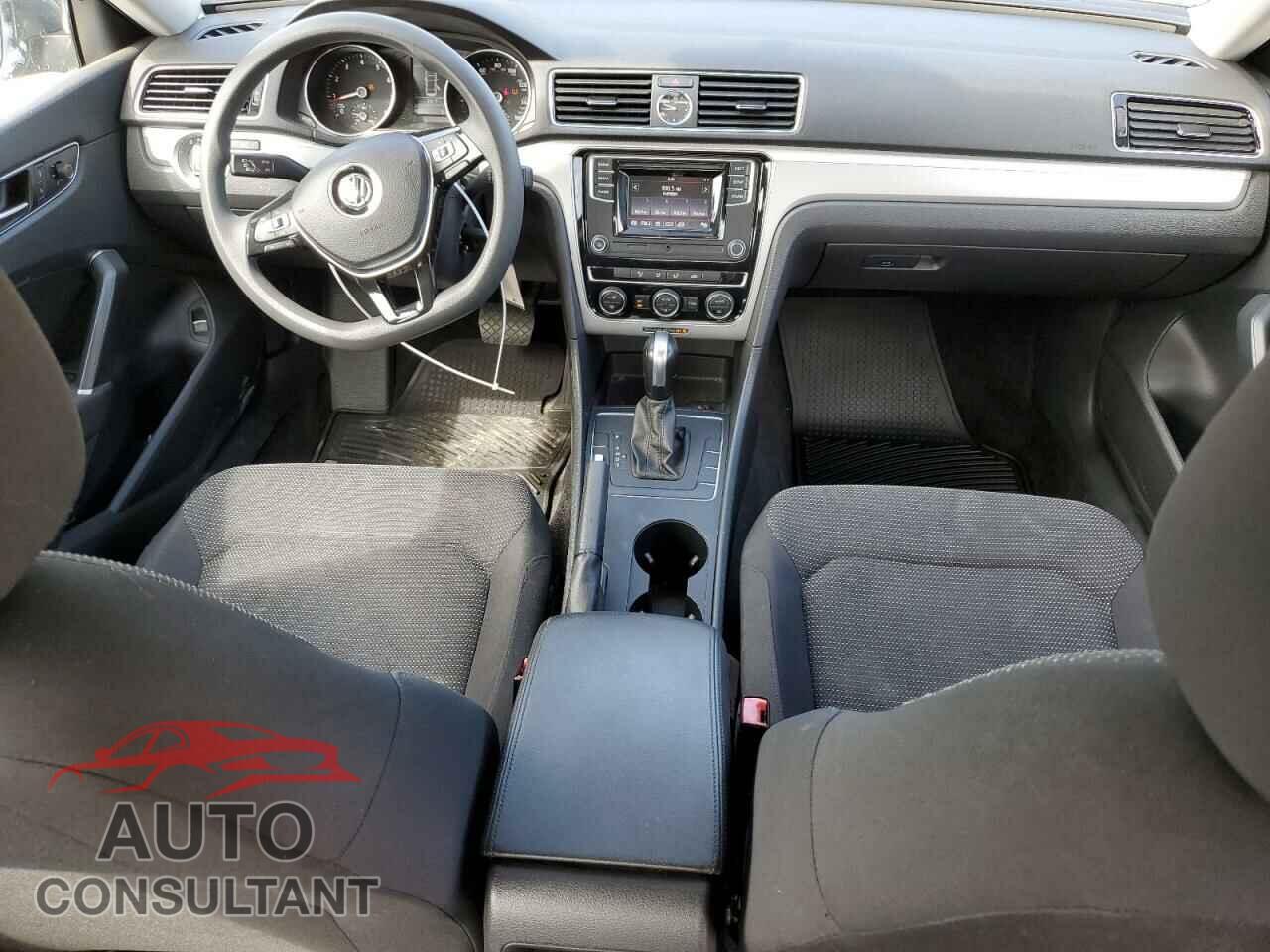 VOLKSWAGEN PASSAT 2017 - 1VWAT7A39HC066471
