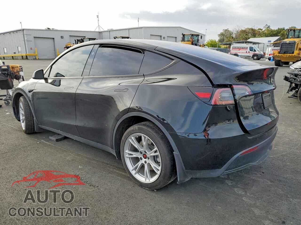 TESLA MODEL Y 2024 - 7SAYGDEE1RF077617