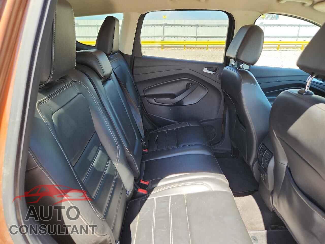 FORD ESCAPE 2017 - 1FMCU0JD2HUF05282