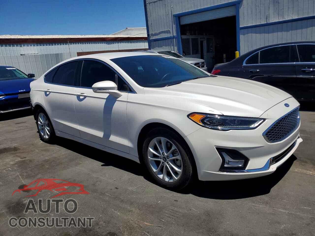 FORD FUSION 2019 - 3FA6P0SU3KR200837