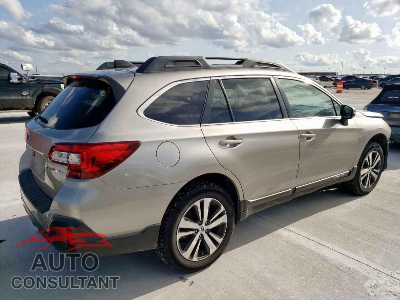 SUBARU OUTBACK 2018 - 4S4BSANC2J3233546