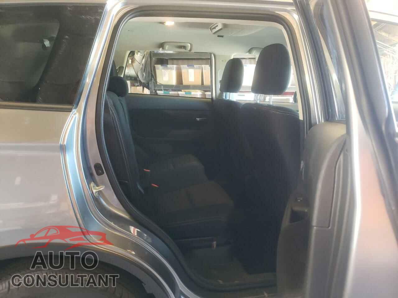 MITSUBISHI OUTLANDER 2018 - JA4AD3A35JZ015569