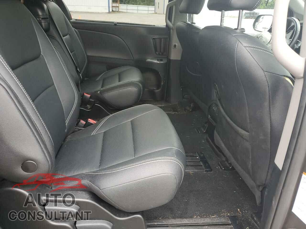 TOYOTA SIENNA 2018 - 5TDXZ3DC1JS942731