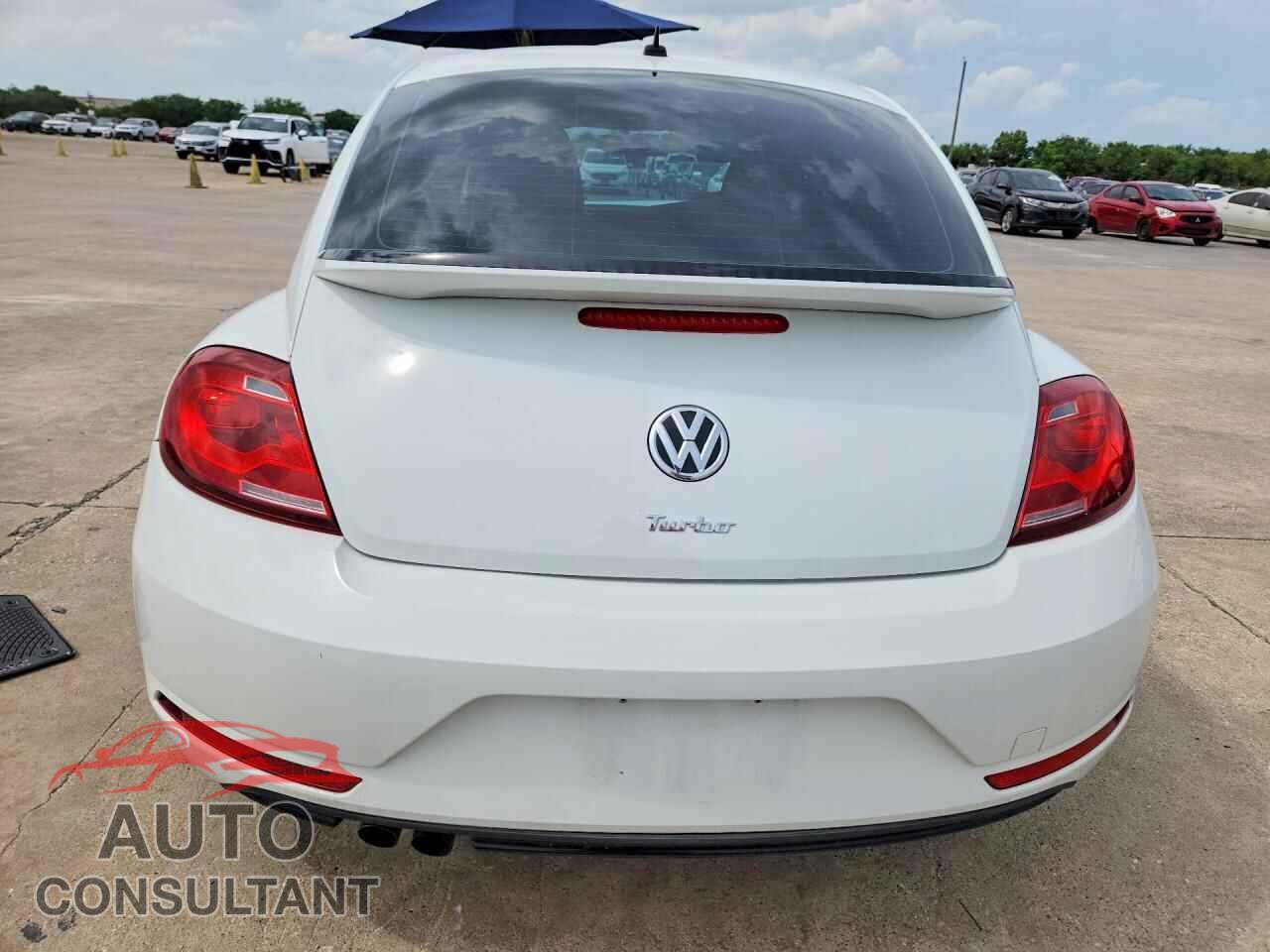 VOLKSWAGEN BEETLE 2018 - 3VWFD7AT6JM702853
