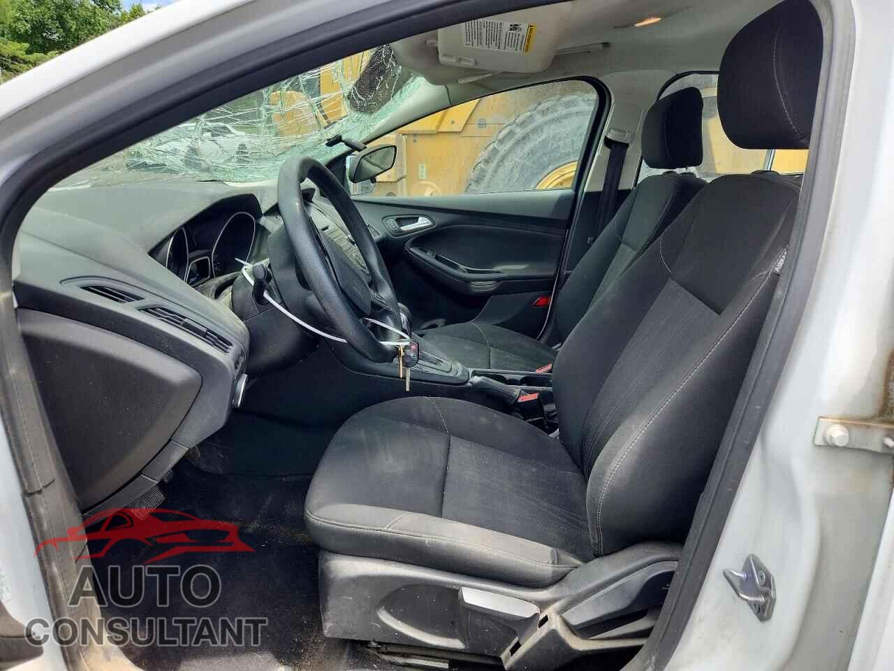 FORD FOCUS 2017 - 1FADP3F22HL323182