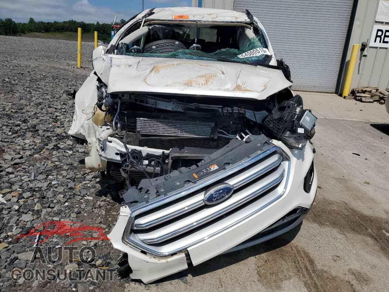 FORD ESCAPE 2017 - 1FMCU9J90HUD56130