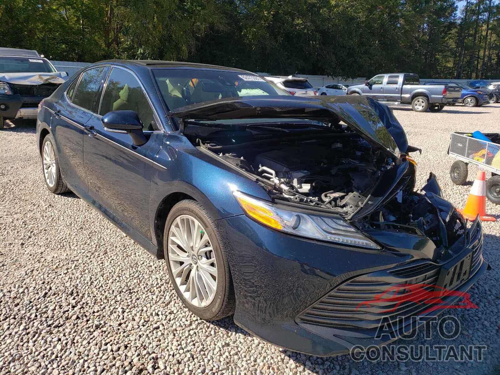 TOYOTA CAMRY 2018 - 4T1B11HK1JU501860