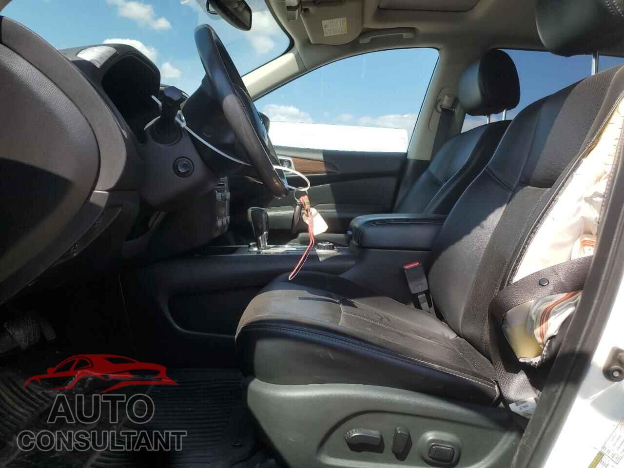 NISSAN PATHFINDER 2017 - 5N1DR2MM5HC625631
