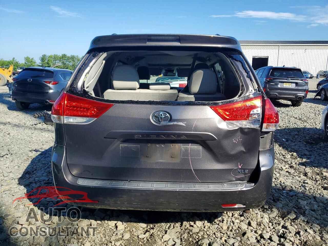 TOYOTA SIENNA 2013 - 5TDYK3DC8DS291403