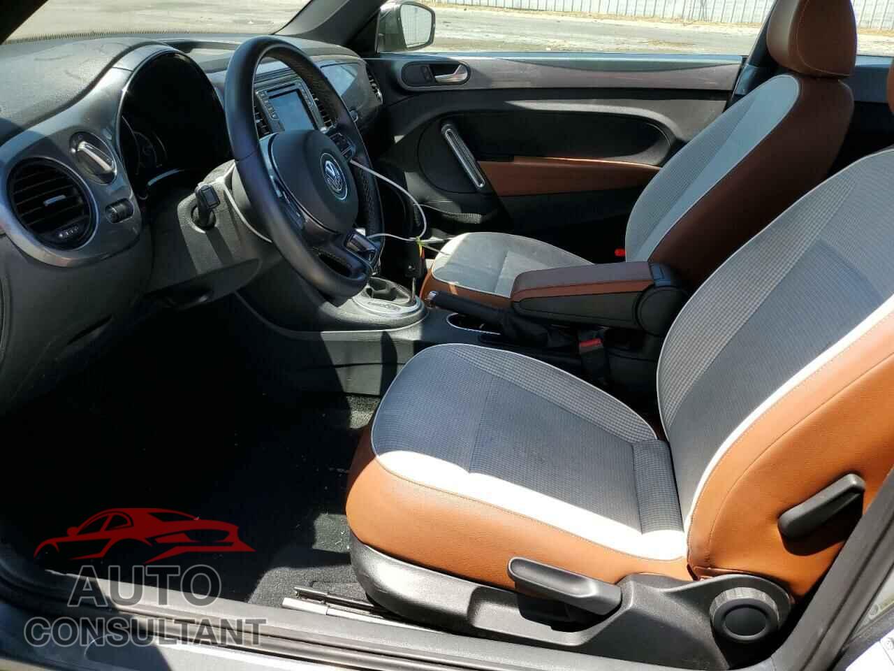 VOLKSWAGEN BEETLE 2017 - 3VWF17AT7HM631360