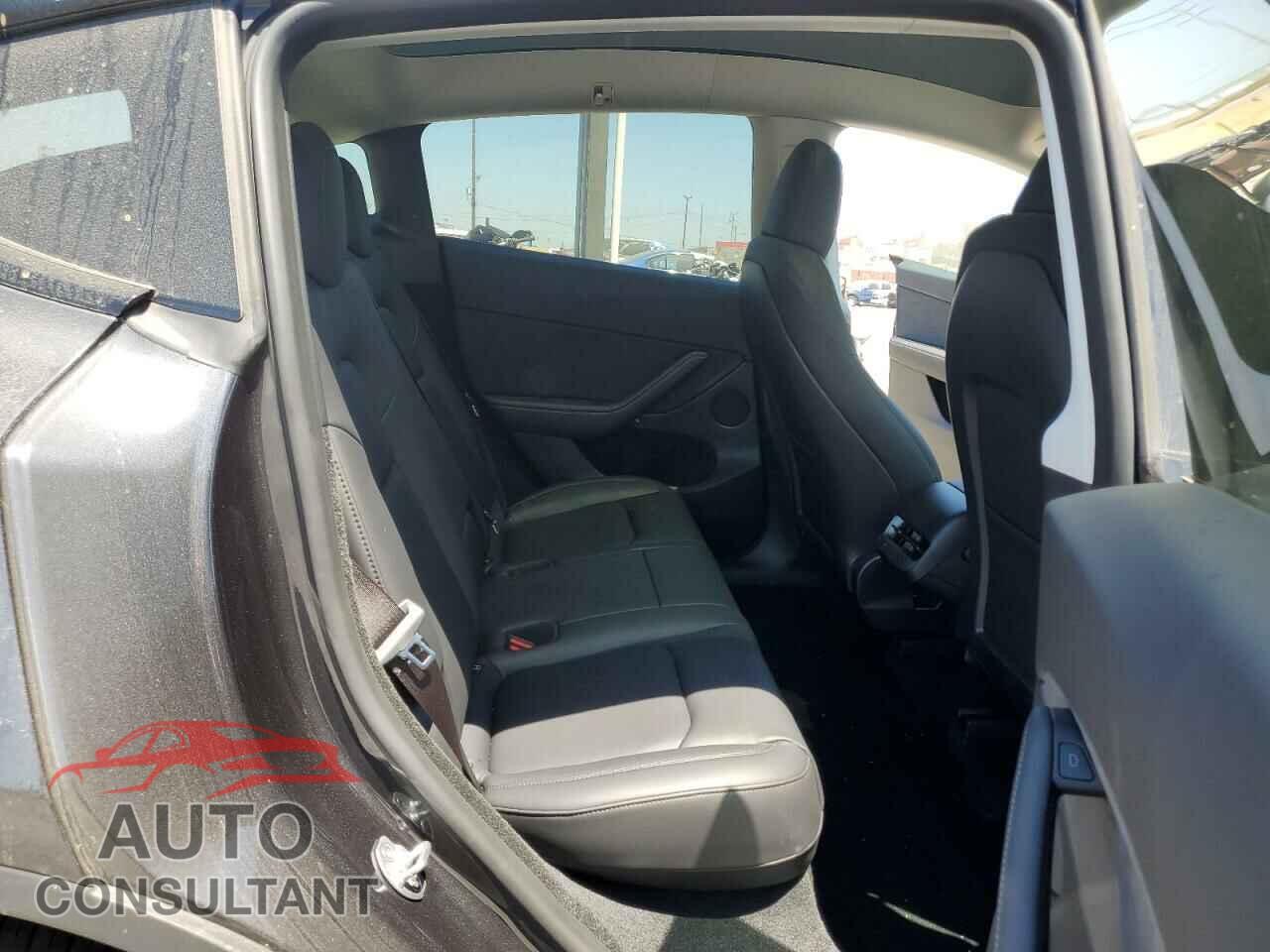 TESLA MODEL Y 2024 - 7SAYGDEE7RF005692
