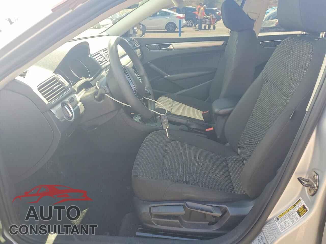 VOLKSWAGEN PASSAT 2017 - 1VWAT7A38HC064355