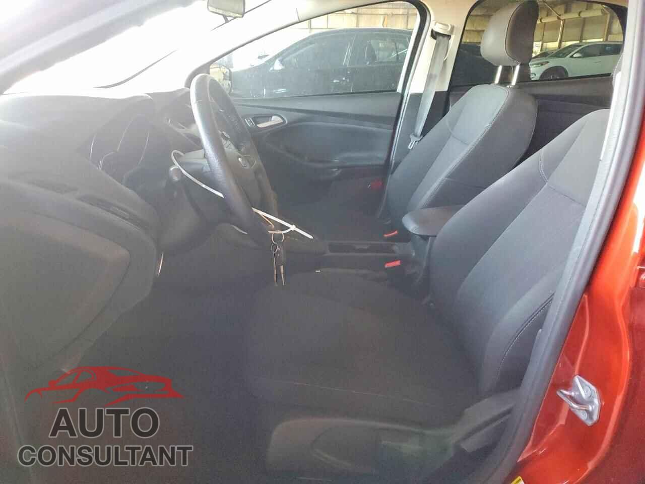FORD FOCUS 2018 - 1FADP3FE5JL270395
