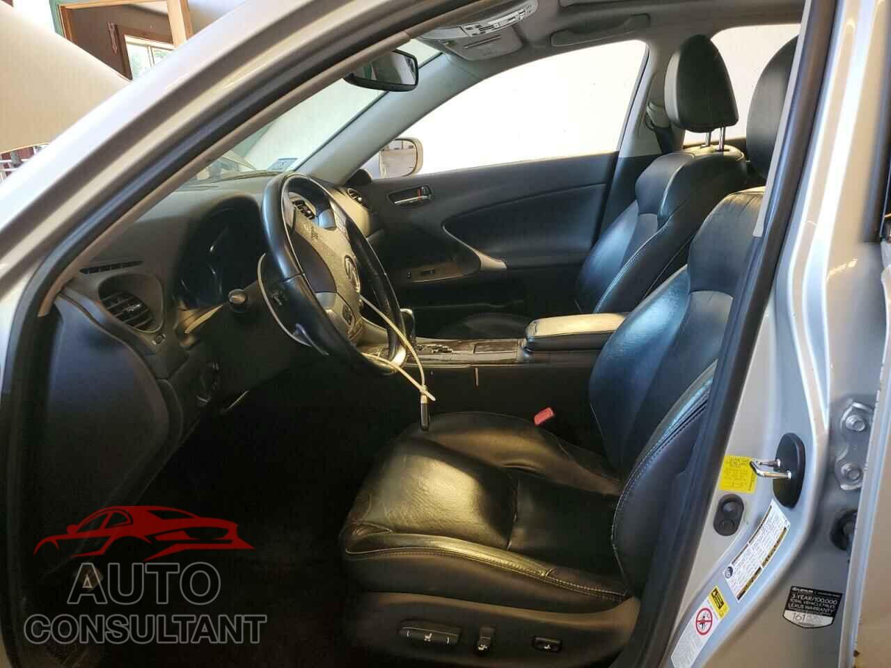LEXUS IS 2011 - JTHCF5C26B5050055