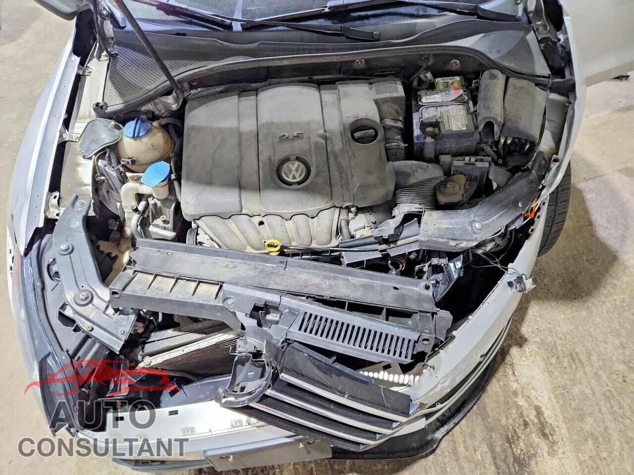 VOLKSWAGEN PASSAT 2013 - 1VWBP7A37DC143678