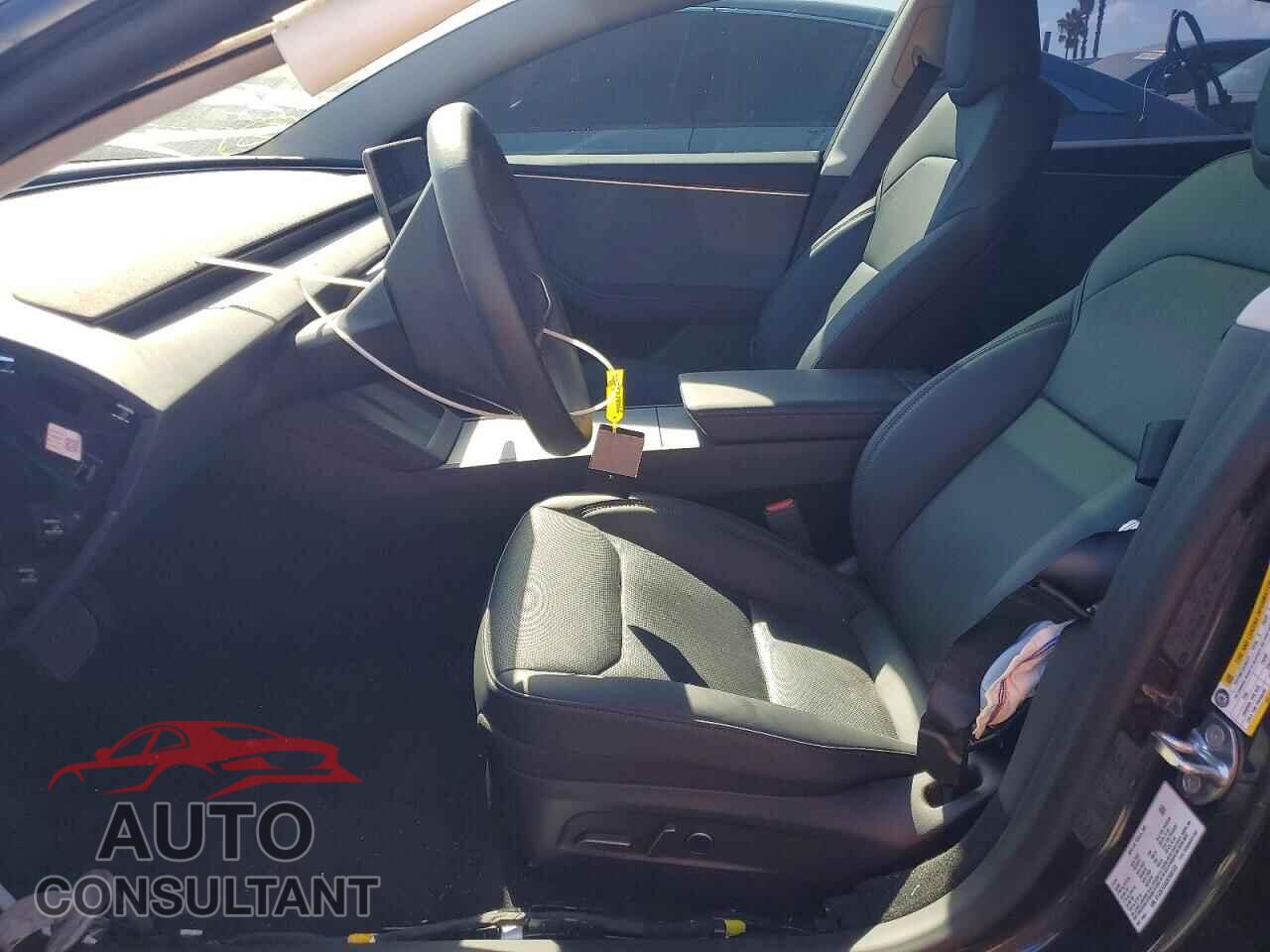 TESLA MODEL 3 2025 - 5YJ3E1EA5SF906123