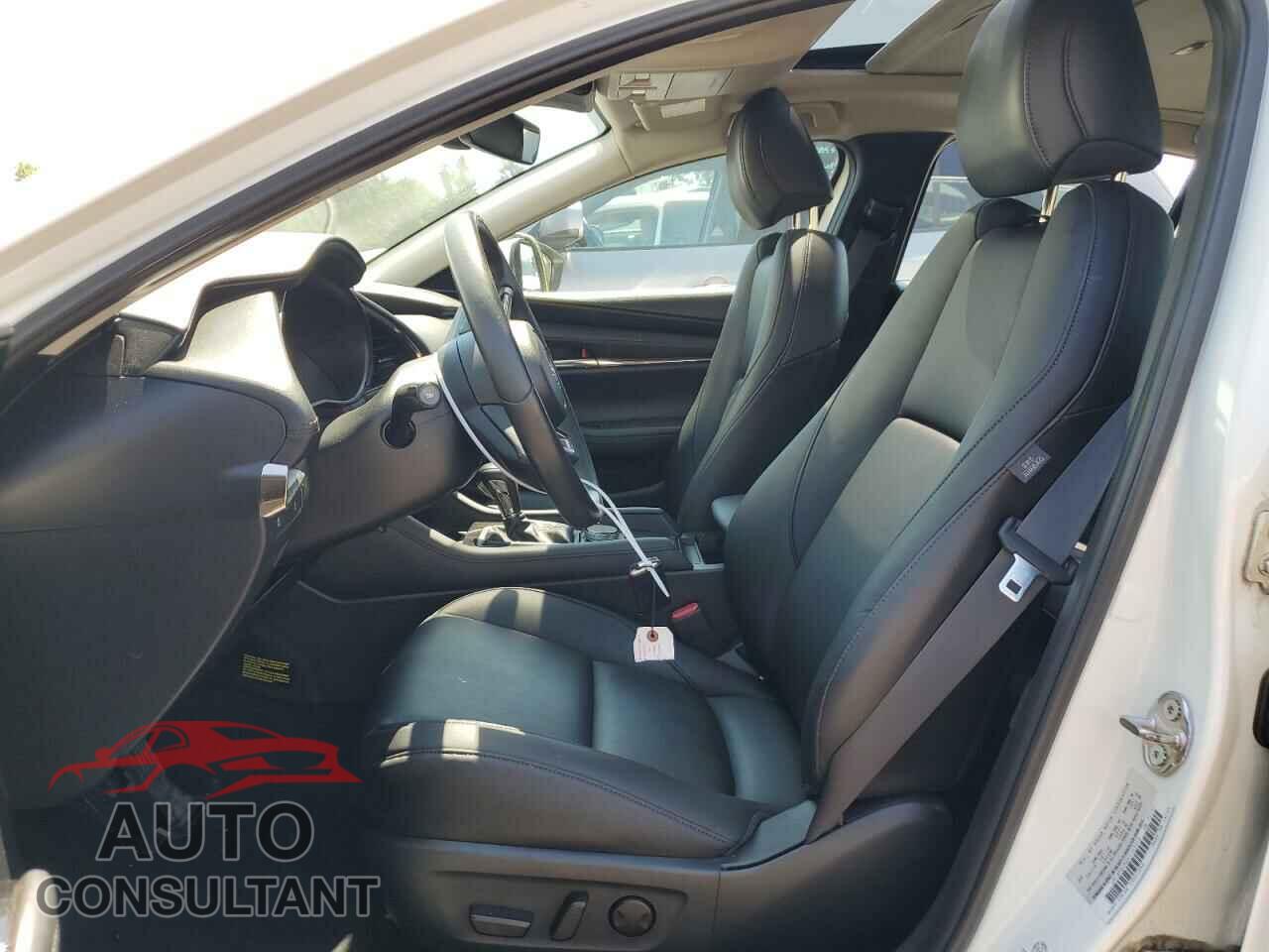 MAZDA 3 2019 - JM1BPBCM2K1123018