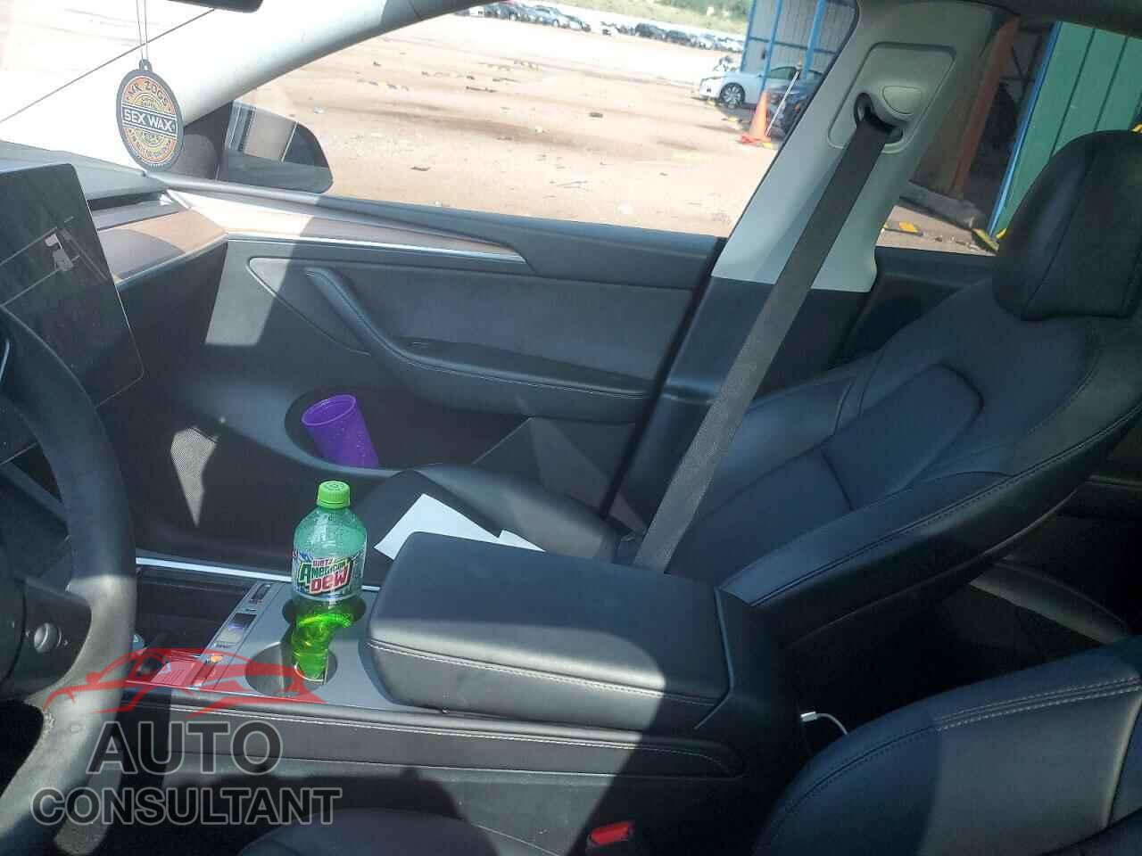 TESLA MODEL Y 2024 - 7SAYGDEF8RF050004