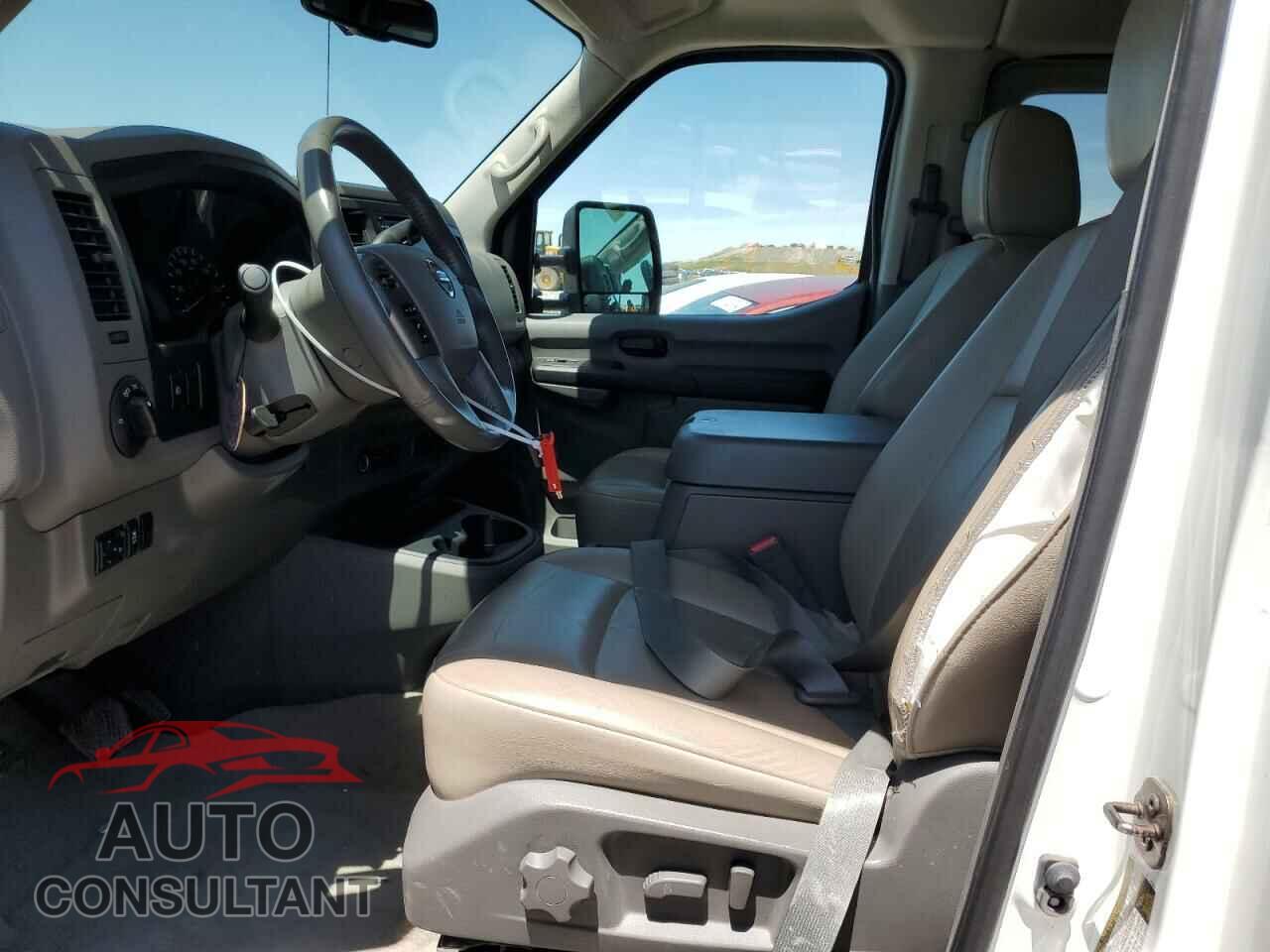NISSAN NV 2017 - 5BZAF0AA2HN852181