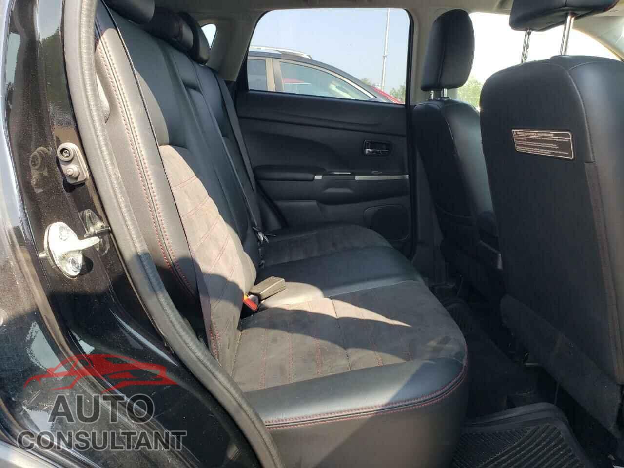 MITSUBISHI OUTLANDER 2018 - JA4AR3AW3JU001663
