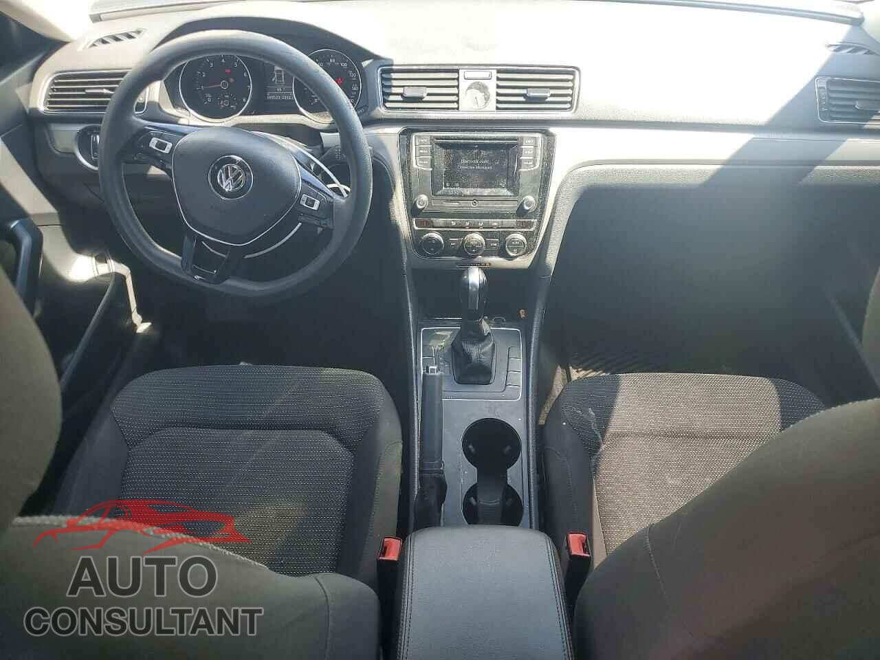VOLKSWAGEN PASSAT 2017 - 1VWAT7A38HC064355