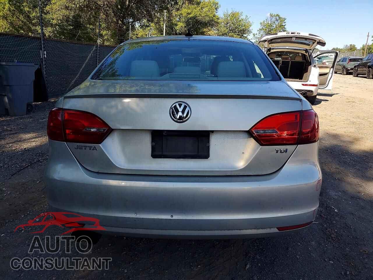 VOLKSWAGEN JETTA 2011 - 3VWLL7AJXBM126514