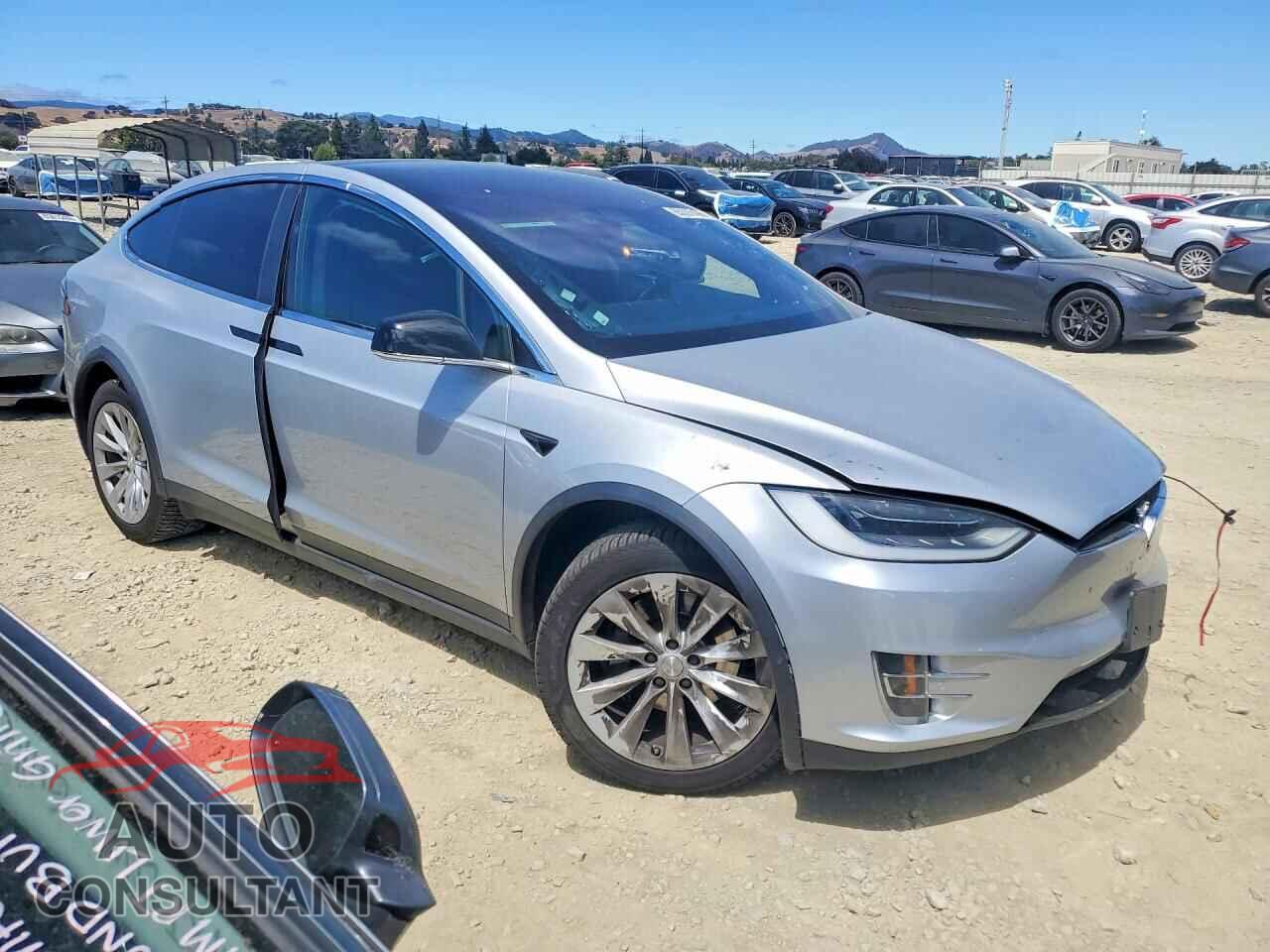 TESLA MODEL X 2018 - 5YJXCAE25JF120031