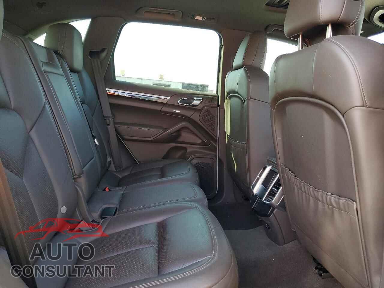PORSCHE CAYENNE 2016 - WP1AF2A20GKA41613