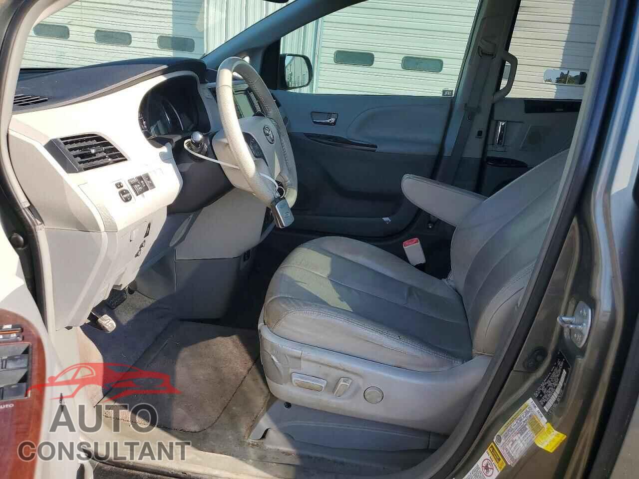 TOYOTA SIENNA 2013 - 5TDYK3DC2DS379900