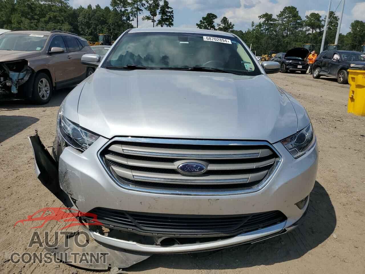 FORD TAURUS 2018 - 1FAHP2E87JG132129