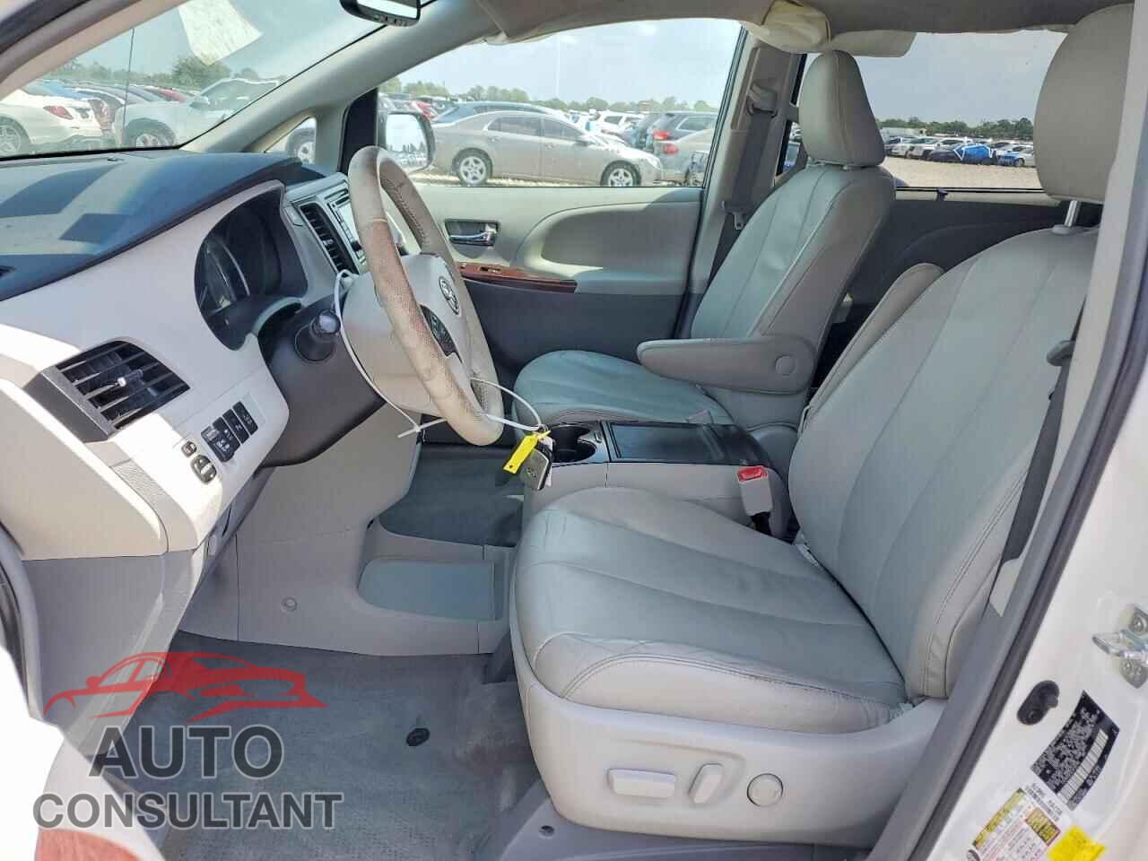 TOYOTA SIENNA 2014 - 5TDYK3DC5ES438780