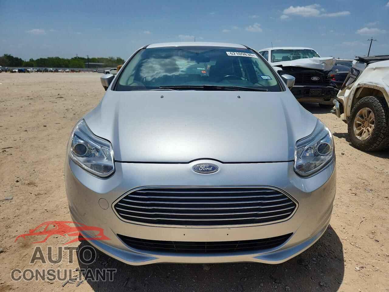 FORD FOCUS 2017 - 1FADP3R47HL343571