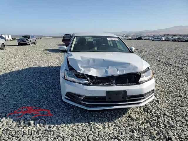 VOLKSWAGEN JETTA 2017 - 3VW2B7AJ4HM388360
