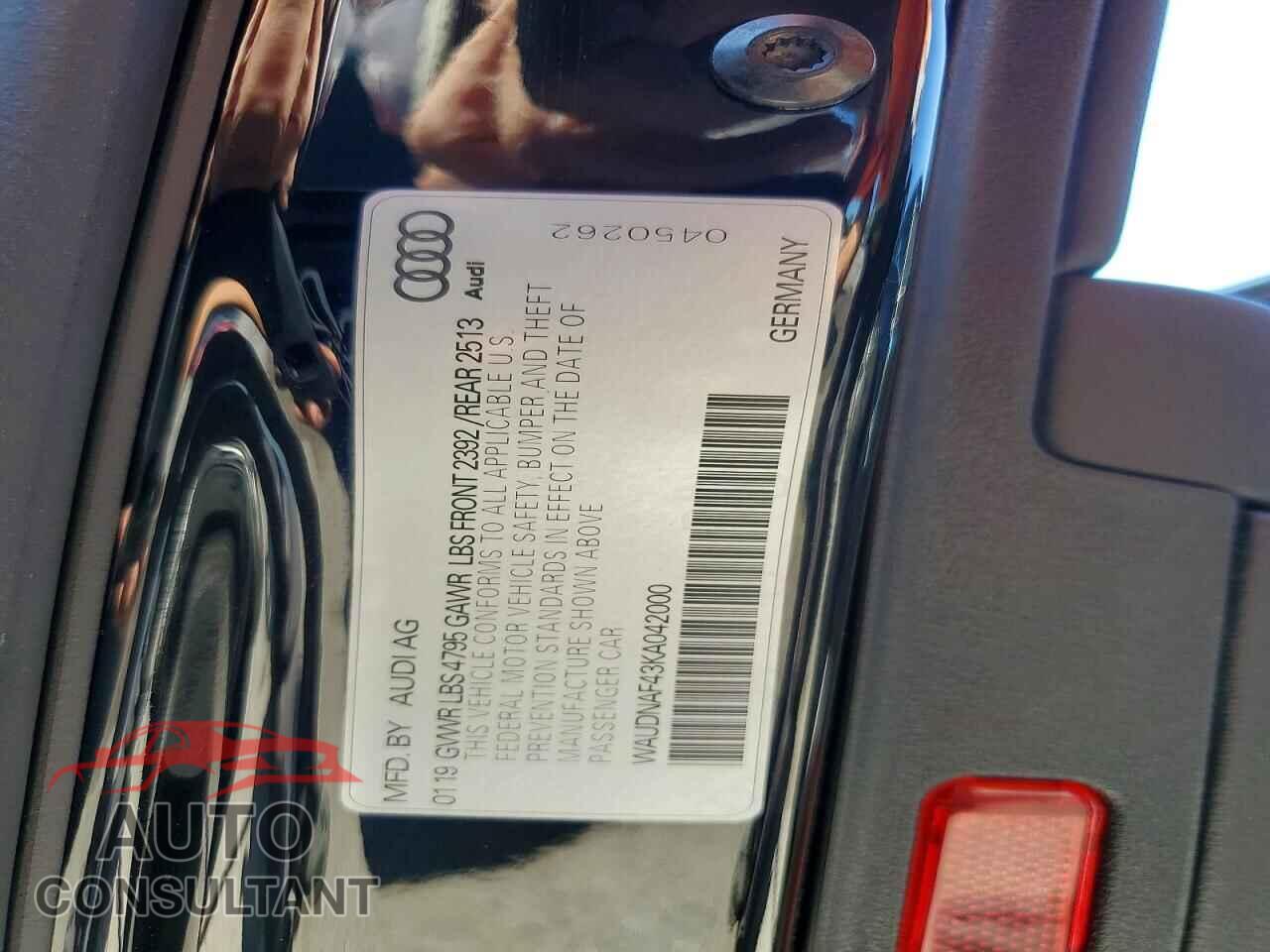 AUDI A4 2019 - WAUDNAF43KA042000