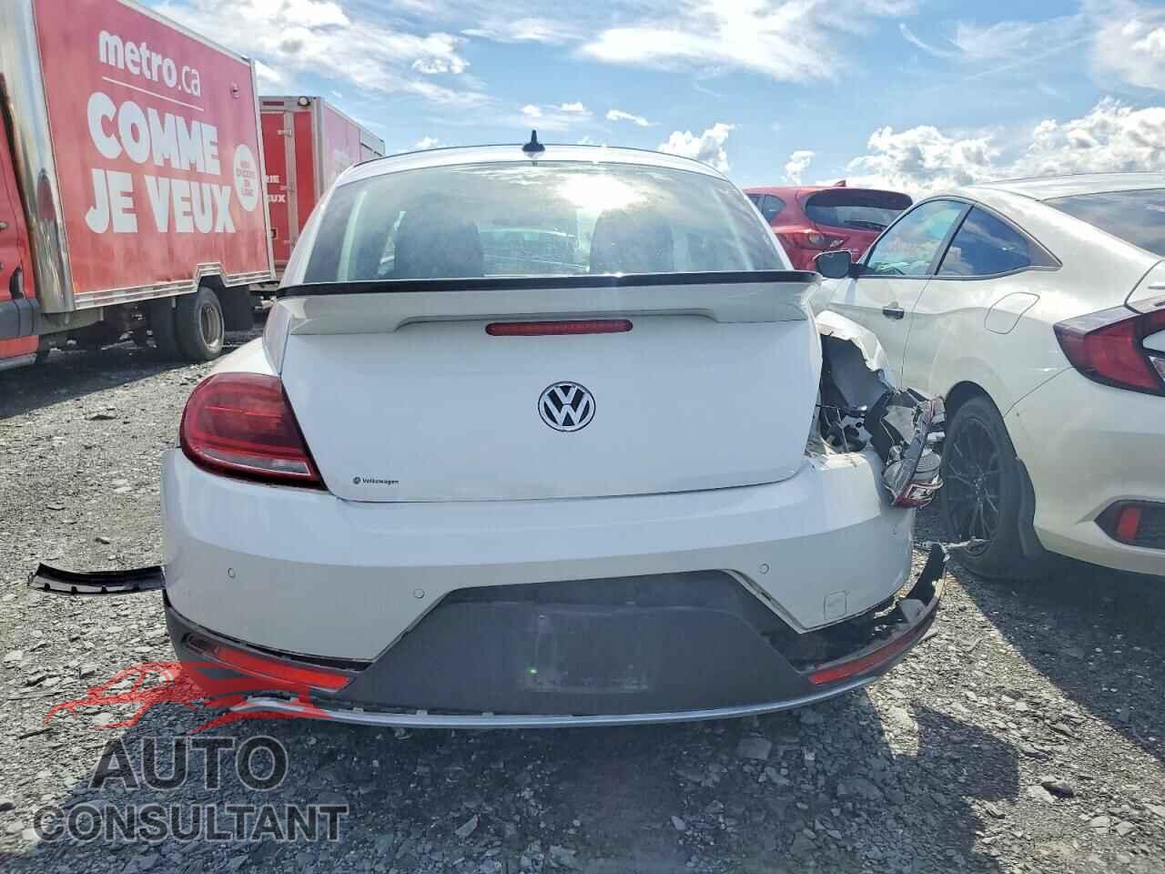 VOLKSWAGEN BEETLE 2018 - 3VWSD7AT4JM711596
