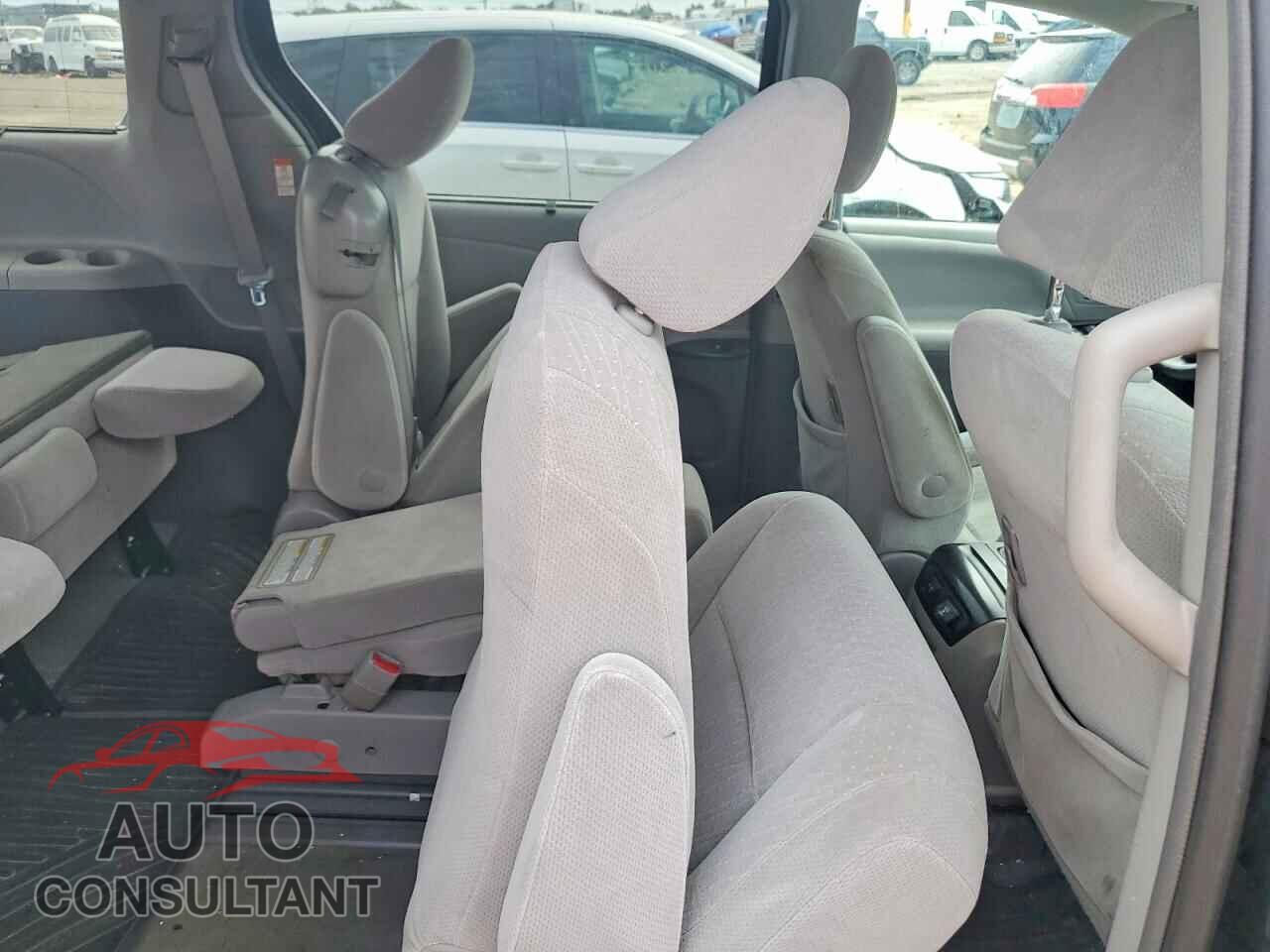 TOYOTA SIENNA 2018 - 5TDKZ3DC3JS911023