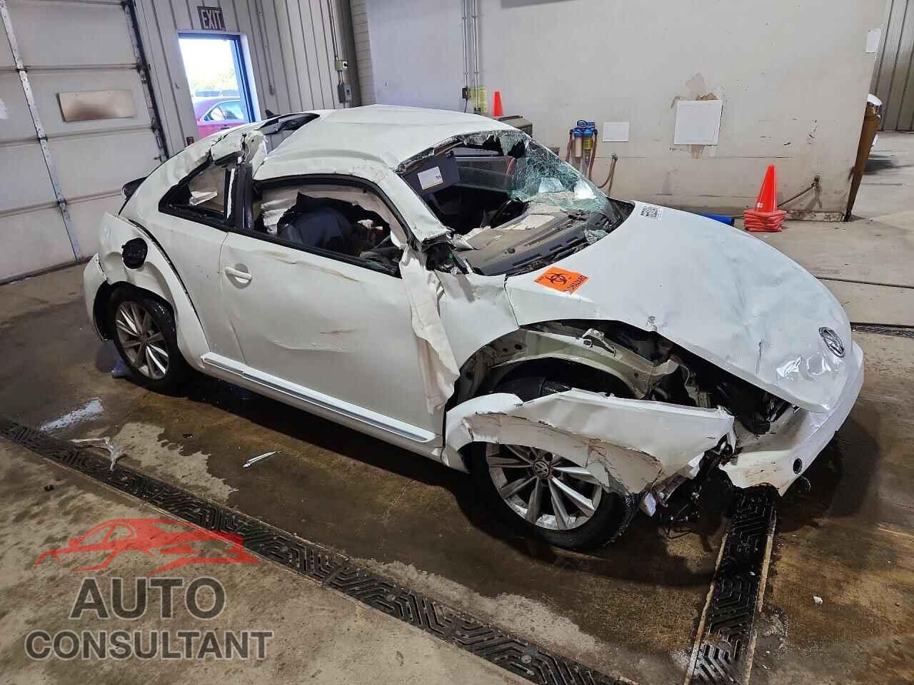 VOLKSWAGEN BEETLE 2018 - 3VWFD7AT4JM709963