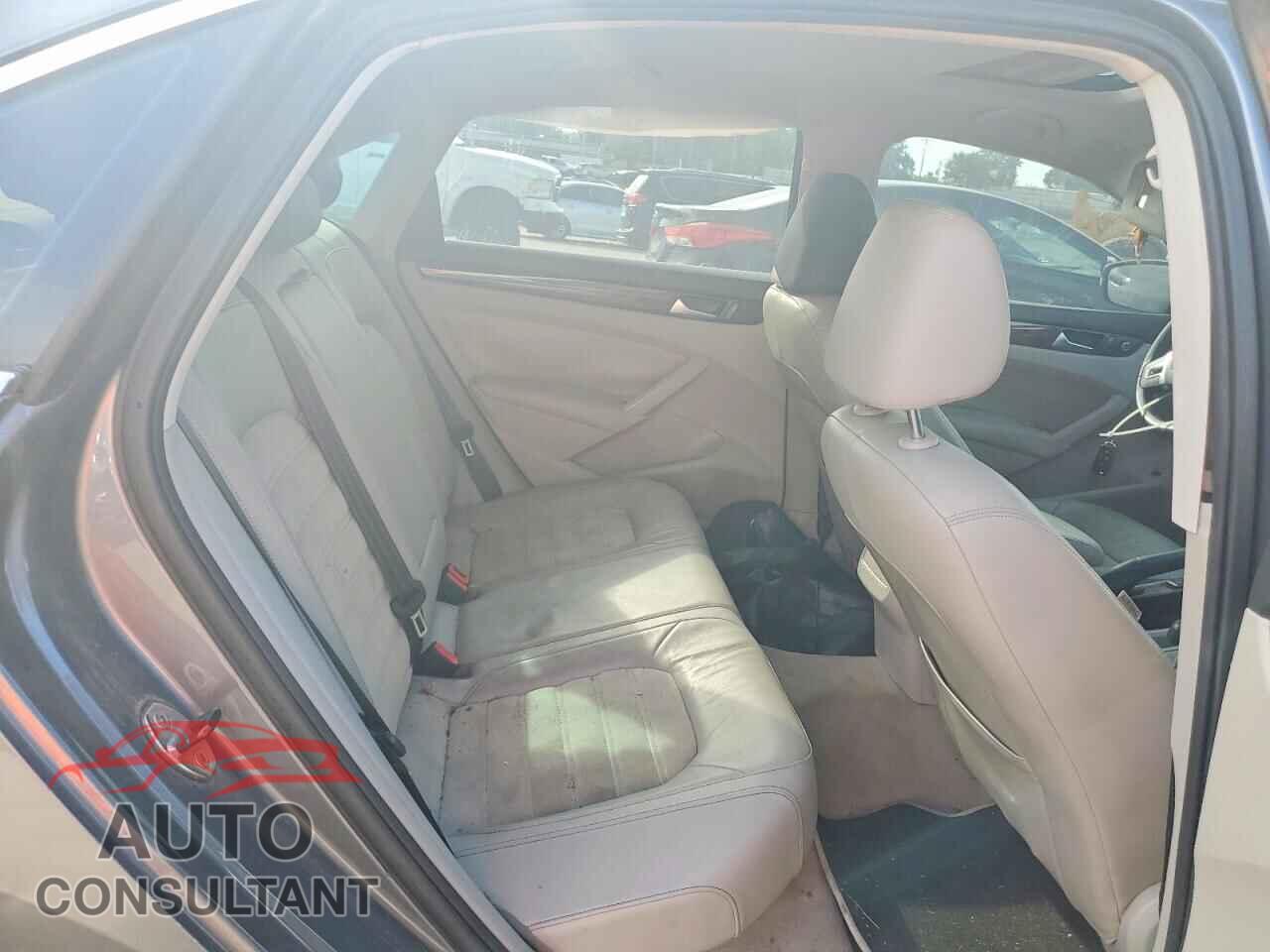 VOLKSWAGEN PASSAT 2012 - 1VWCH7A32CC110202