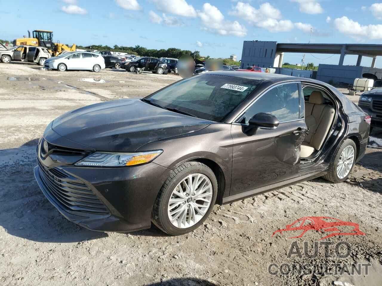 TOYOTA CAMRY 2018 - 4T1B11HK6JU017196