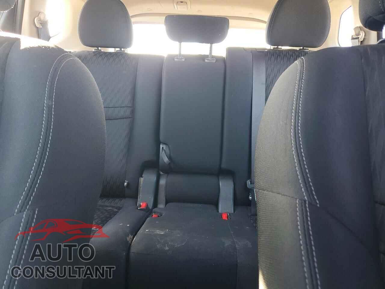 NISSAN ROGUE 2017 - KNMAT2MVXHP559121