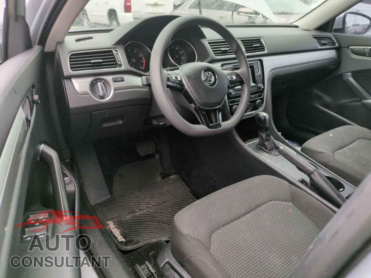 VOLKSWAGEN PASSAT 2017 - 1VWAT7A32HC045767