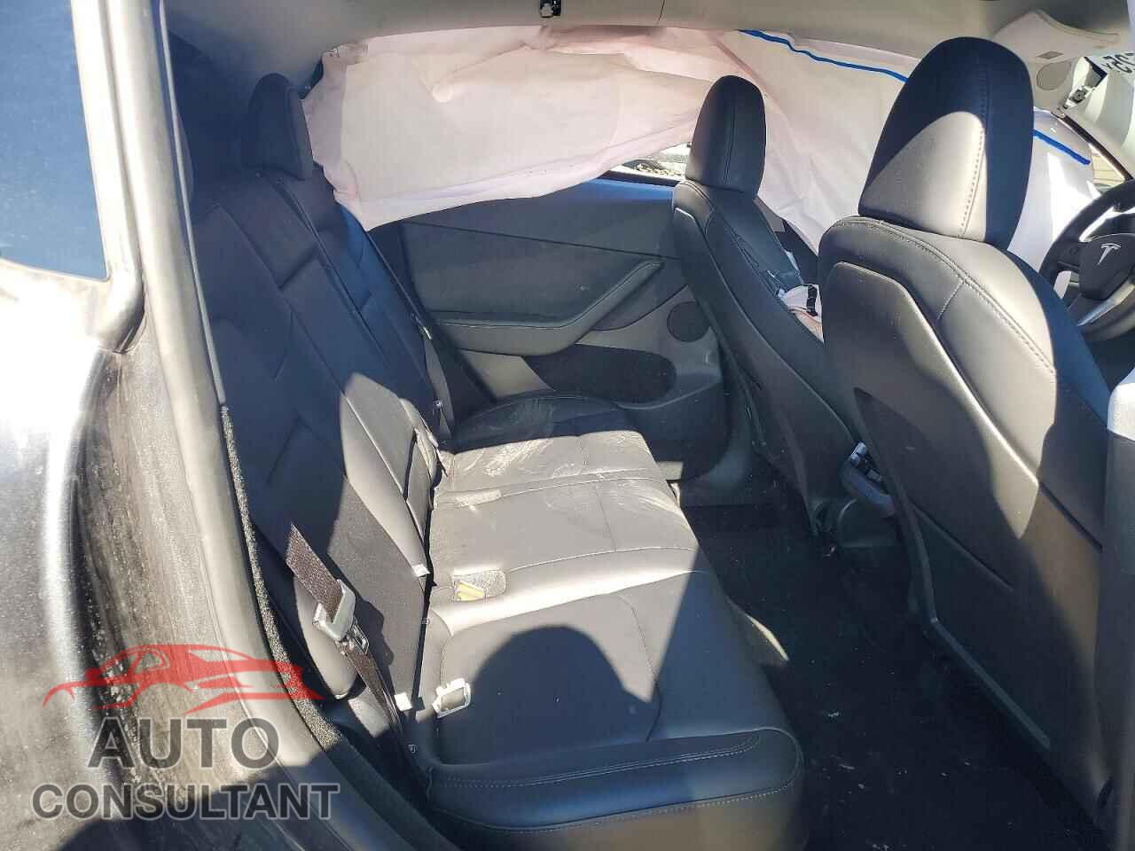 TESLA MODEL Y 2025 - 7SAYGDEE9SF300007