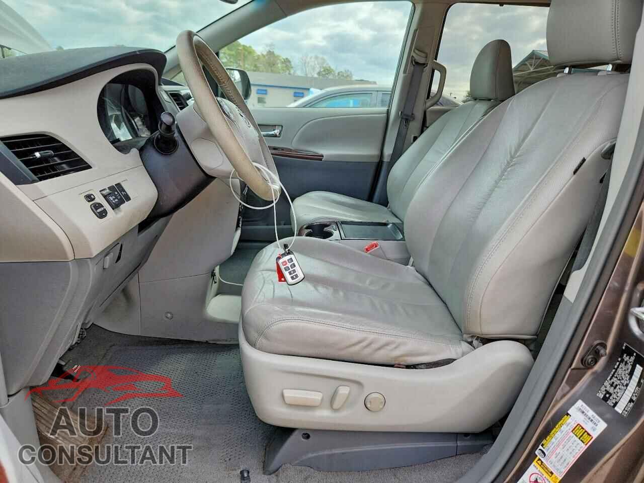 TOYOTA SIENNA 2011 - 5TDYK3DC0BS037360
